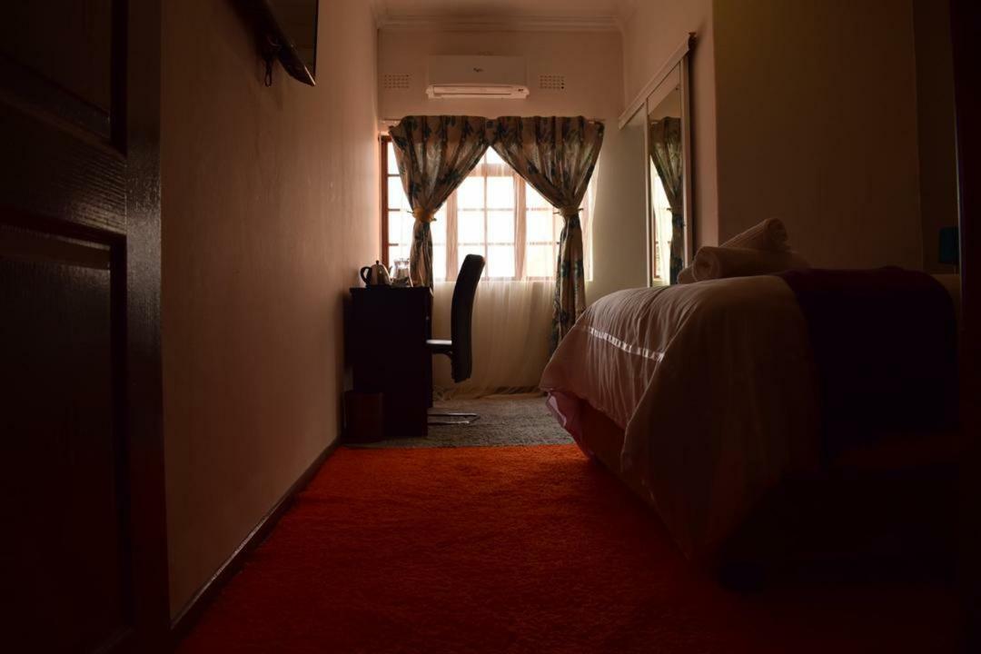 Skyhawk Guesthouse Габороне Экстерьер фото