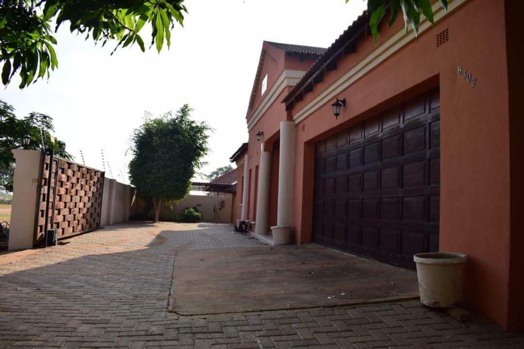 Skyhawk Guesthouse Габороне Экстерьер фото