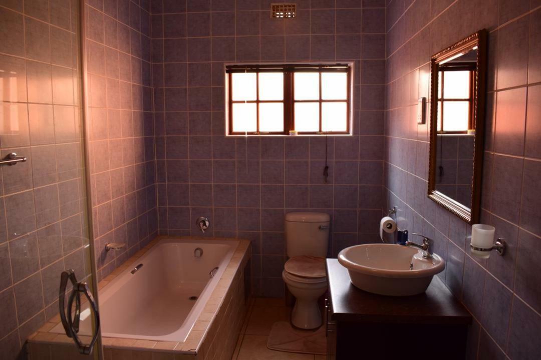 Skyhawk Guesthouse Габороне Экстерьер фото